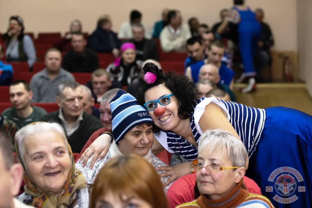 Гомельские байкеры и их друзья в Дуяновском доме-интернате устроили настоящий праздник: с концертом, юмором и подарками