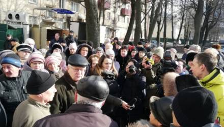 С 26 февраля работа на "Гомельобоях" приостановлена. Власти в выходной встретились с гражданами, которые недовольны неприятным запахом