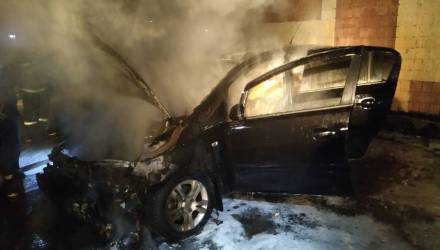 В Речице за сутки горели два авто: в KIA Sorento повреждён салон, а Opel Corsa девушки выгорел целиком