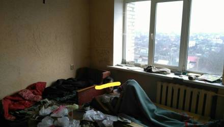 "Ужасное зловоние". В Гомеле соседи не могут найти управу на женщину, которая превратила свою квартиру в притон