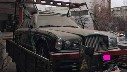 Фотофакт. В одном из дворов Киева нашли брошенный седан Bentley Arnage