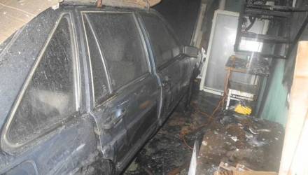 В Гомеле горел гараж с авто внутри – видео