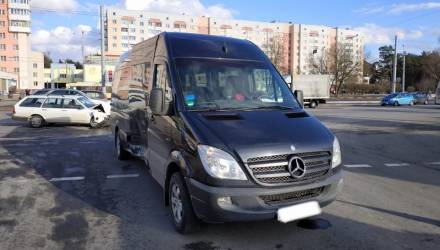 В Гомеле парень на бусе Mercedes при повороте налево не уступил женщине-водителю и получил в бочину