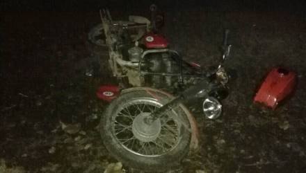 Под Жлобином молодой человек на мотоцикле врезался в дорожный знак и пострадал