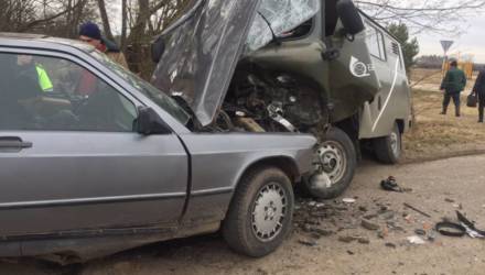 В Петриковском районе старенький Mercedes лоб в лоб столкнулся с "буханкой" Белпочты
