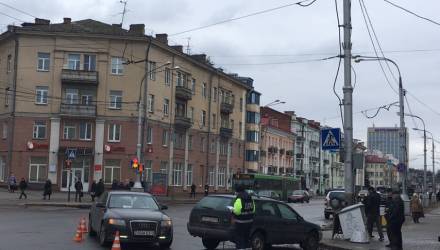 В Гомеле на проспекте Ленина не разъехались две легковушки. Пострадал столб