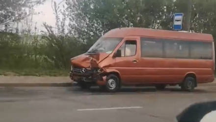 Видеофакт: на выезде из Гомеля маршрутка попала в серьёзное ДТП