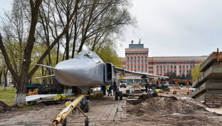 В Гомеле бомбардировщик Сухого доставили к месту установки возле университета – фото
