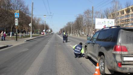 В Гомельской ГАИ рассказали подробности ДТП, где водитель внедорожника сбил девушку, которую после спасали работники МЧС