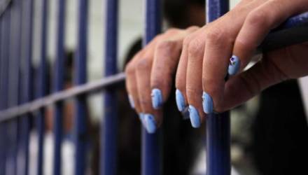 В Гомеле школьница захотела новый маникюр и начала распространять наркотики – теперь отправится за решётку на 8 лет