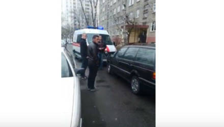 Необъяснимое: в белорусском дворе водитель легковушки заблокировал "скорую" с маячками