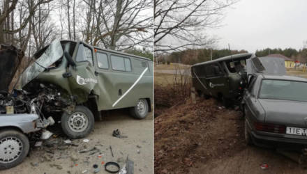 У Mercedes на ходу открылся капот, водитель без прав, авто без ТО и страховки. В Гомельской ГАИ рассказали подробности резонансного ДТП с "буханкой" Белпочты