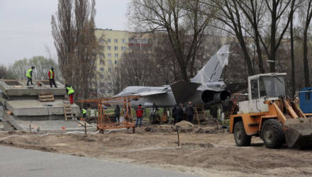 В Гомеле продолжается установка самолета Су-24