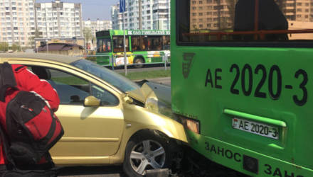 В Гомеле девушка неудачно объезжала автобус и устроила ДТП