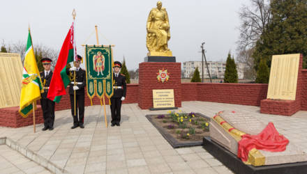 В агрогородке Красное перезахоронили останки красноармейцев и мирных жителей — жертв войны