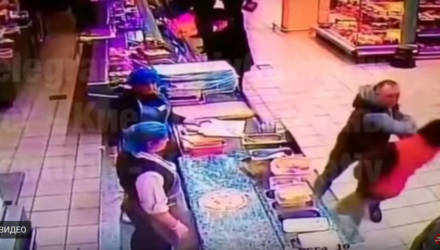 Украинец одним ударом в голову убил покупателя в супермаркете — видео (18+)