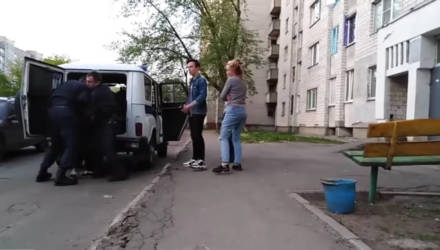 "Ай, бл*!" На Сельмаше пьяная компания напала на милиционеров – видео задержания