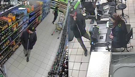 В Гомеле ищут парня в кепке, который ходил по магазинам с чужой карточкой и ни в чём себе не отказывал
