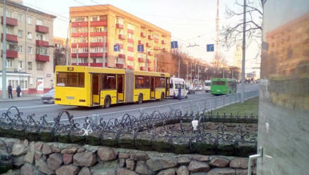 В Гомеле на Советской автобус въехал в зад маршрутке – у последней выбило стёкла