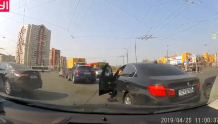 В Питере BMW с белорусскими "транзитами" пытался втиснуться в левый ряд, а его не впустили – видео