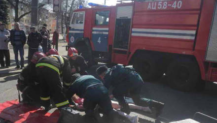 В Гомеле ехавшие на пожар работники МЧС по пути спасли женщину, которую сбил внедорожник – видео