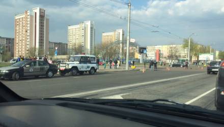 Кровь на остановке. В Гомеле девушка за рулём Mercedes столкнулась со спортбайком – мотоциклиста госпитализировали
