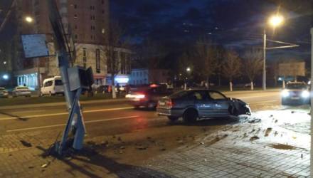 В Гомеле водитель BMW врезался в столб на Советской и потерял колесо – фотофакт