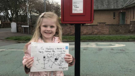 4-летняя девочка написала маме на небо, и почтальон принёс ей трогательный ответ