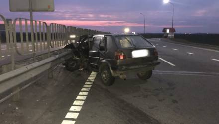 В результате столкновения двух женщин-водителей из авто на асфальт выбросило мужчину. В ГАИ рассказали подробности смертельного ДТП на гомельской трассе
