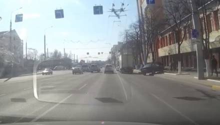 Что это было? В Гомеле автомобиль внезапно пересёк три ряда и едва не сбил пешеходов на тротуаре