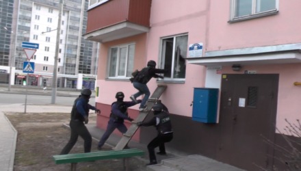 В Гомеле квартиру наркоторговца брали штурмом – видео