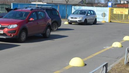 В Гомеле владелец автостоянки привлечен к административной ответственности за самовольную установку полусфер