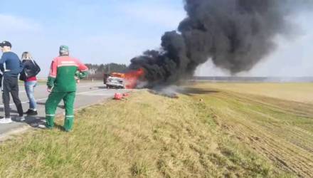 Под Гомелем целиком сгорел Mercedes – видео