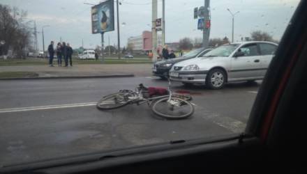 Кровь на асфальте. В Гомеле на пешеходном переходе сбили велосипедиста – фото