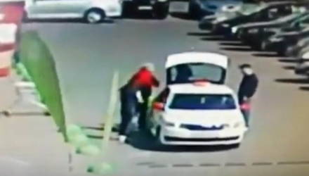 Гомельчанину не понравилось, что с ним не поздоровался бывший коллега, и он полоснул его ножом по лицу (видео)