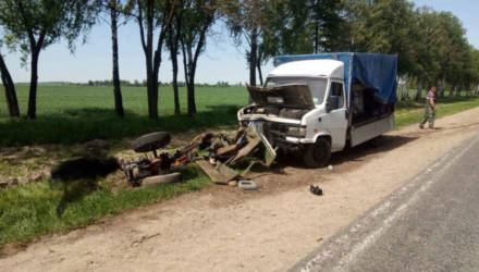 Грузовик врезался в мотоблок под Буда-Кошелёво: погибли 2 человека
