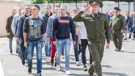 Около 120 новобранцев Гомельщины отправились сегодня в армию с областного призывного пункта