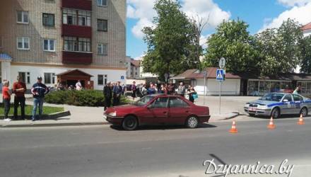Авария с участием 4-летней девочки в Щучине попала на видео: мать не удержала, водитель не пропустил