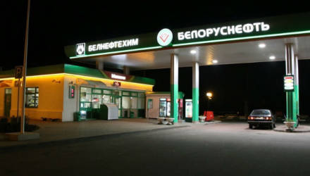 Дальнобойщик остановился переночевать на АЗС "Белоруснефти", а ему сказали, что стоянка платная. Законно ли потребовали деньги?