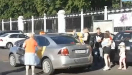 "Везти семерых - это перебор". В Гомеле очевидец сорвал поездку в такси, увидев, как в него "грузятся" 7 человек (видео)