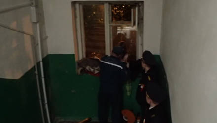 Гомельские пожарные опубликовали разговор с маленькой девочкой, которая спасла спящую в квартире мать