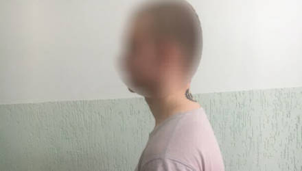 В Гомеле футбольный фанат-неонацист осквернил здание еврейской общины, а ранее нападал на иностранцев с ножом и кулаками