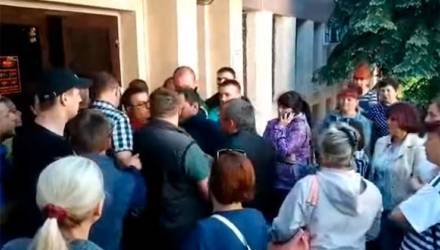 Видеофакт: гомельчане устроили давку в очереди за дешёвыми квартирами