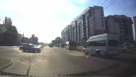 "Похоже, маршрутка". В Гомеле водитель белого микроавтобуса проехал на "красный" – видео