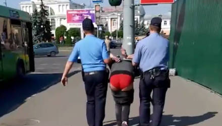 Стали известны обстоятельства задержания мужчины в центре Гомеля со спущенными штанами и в красных трусах