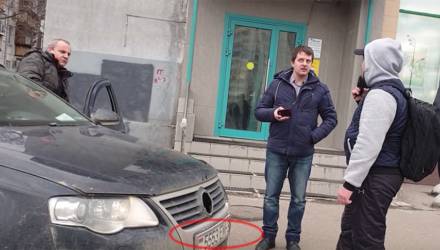 Volkswagen с гомельскими номерами засветился в новом выпуске «СтопХама» — прокатил активиста на капоте