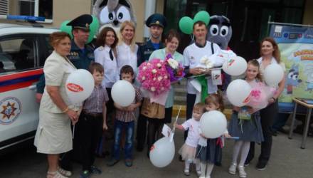 В родильном отделении областной больницы работники МЧС поздравили молодых родителей