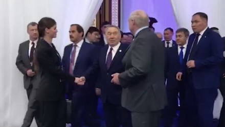 Видеофакт: Лукашенко предложил Назарбаеву поцеловать Дарью Шманай