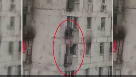 Сосед спас детей из горящей квартиры, подняв их на свой балкон (видео)