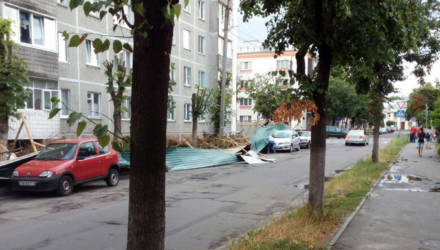 В Гомеле по ул. Репина из-за ветра повалило забор – повреждены припаркованные авто